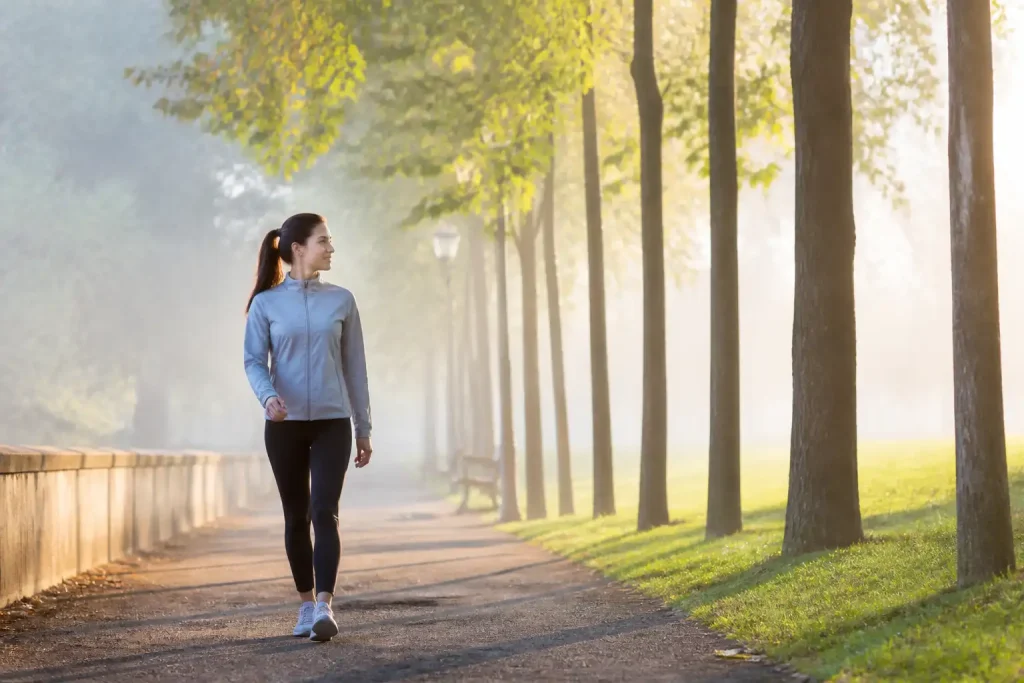 Marcher 30 minutes par jour : ce que dit vraiment la recherche